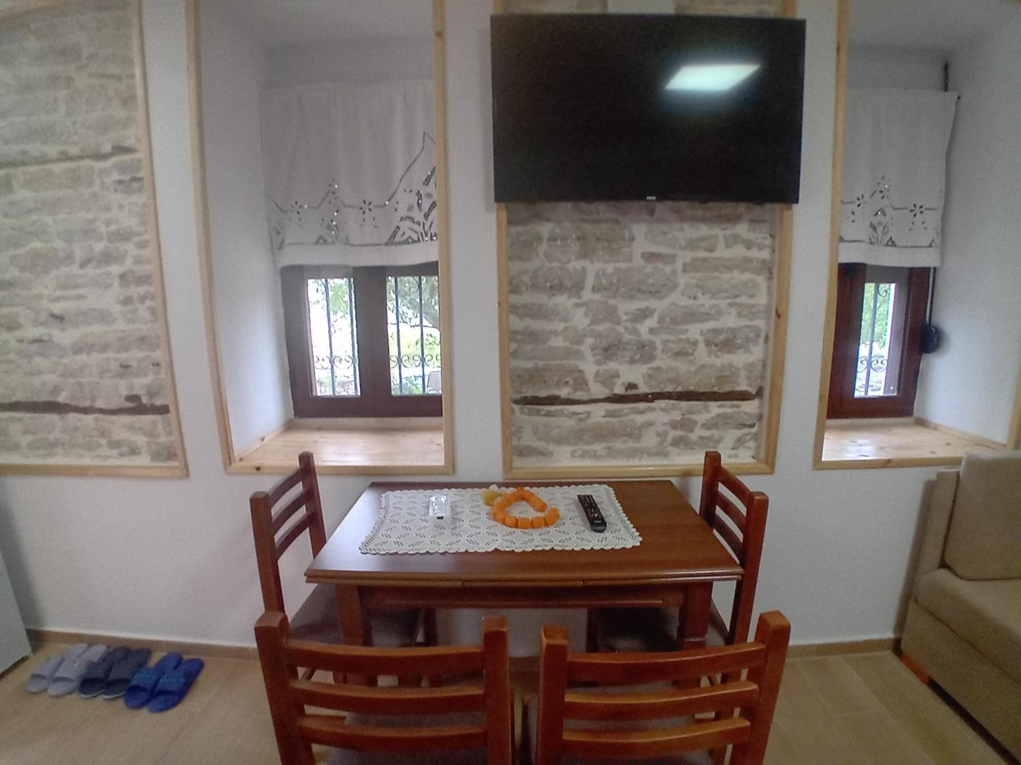 Arpet Guesthouse Gjirokastër Exterior foto