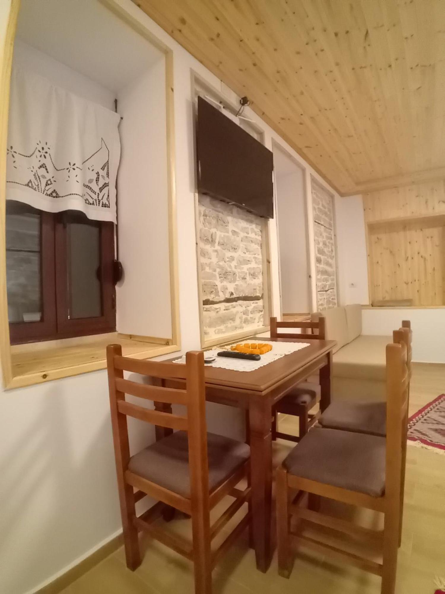 Arpet Guesthouse Gjirokastër Exterior foto