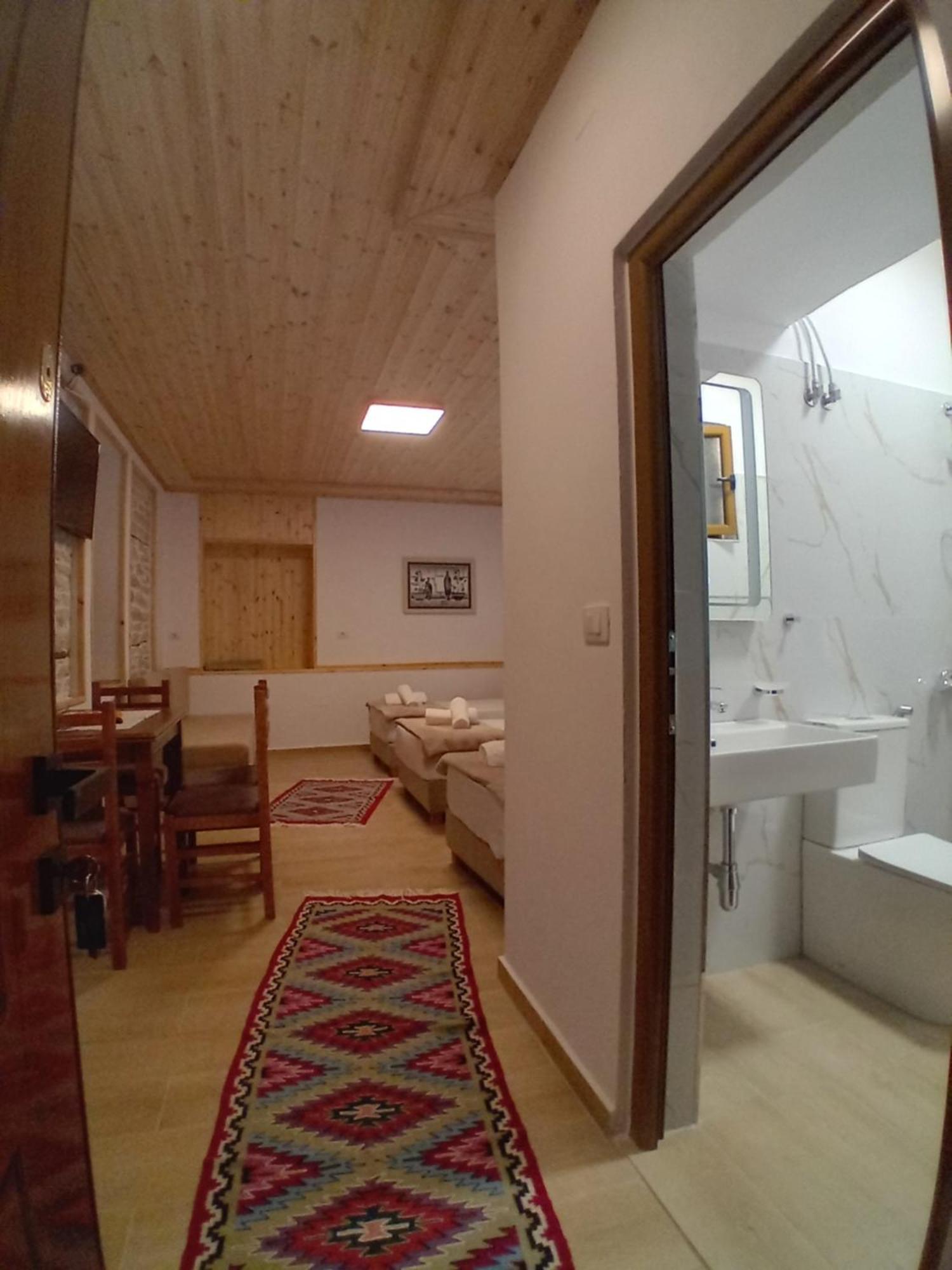 Arpet Guesthouse Gjirokastër Exterior foto