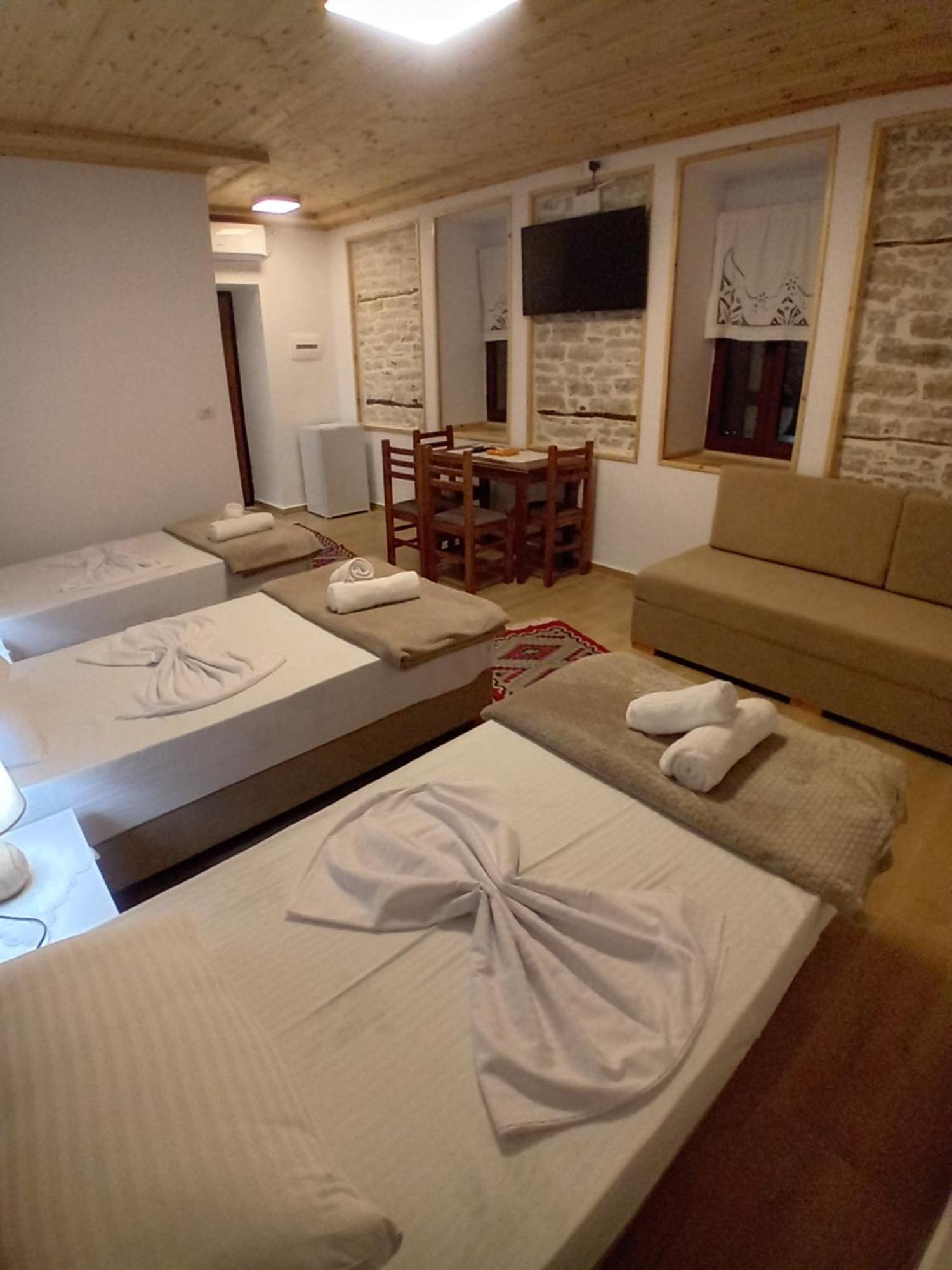 Arpet Guesthouse Gjirokastër Exterior foto