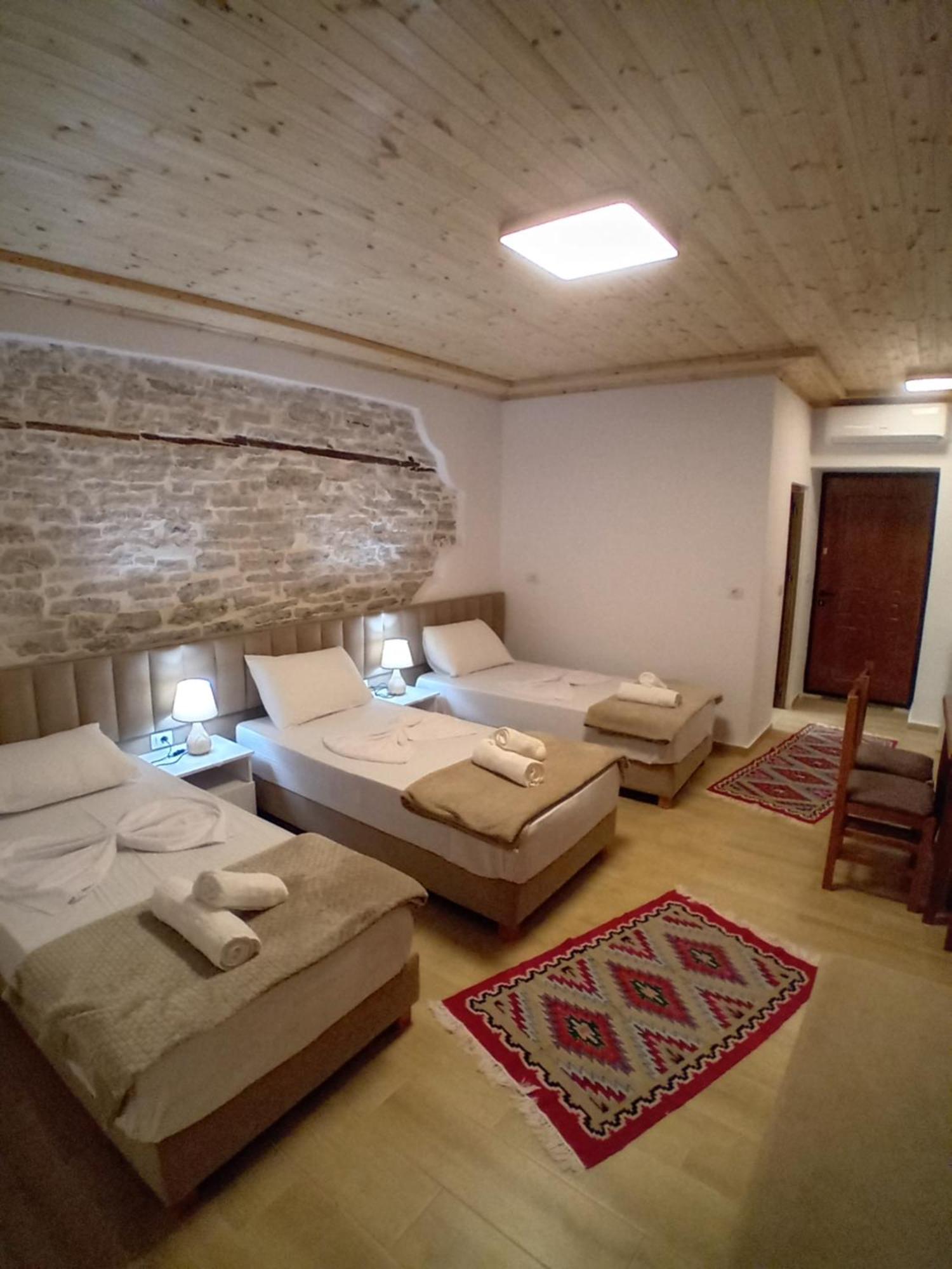 Arpet Guesthouse Gjirokastër Exterior foto